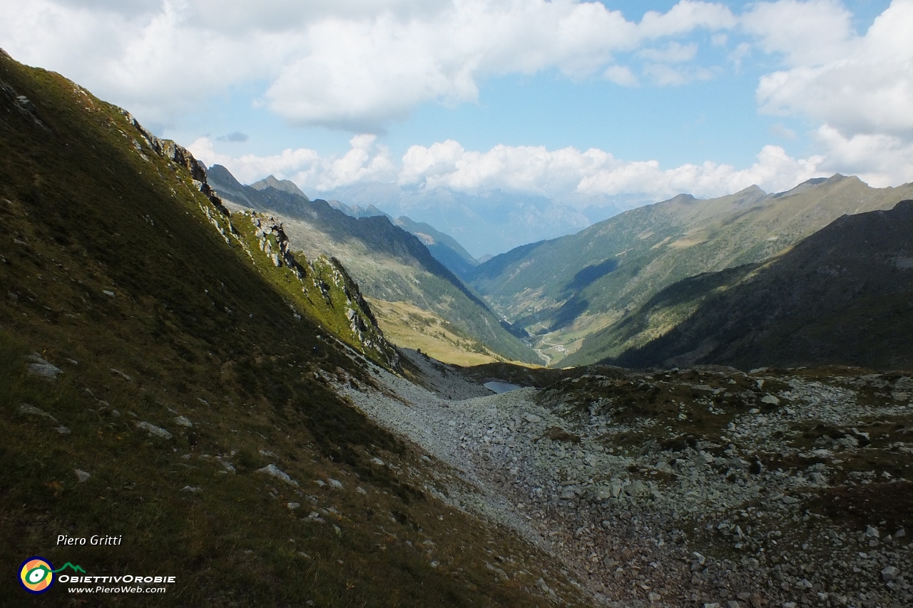 32 Ormai il Lago di Porcile alto è lontano....JPG